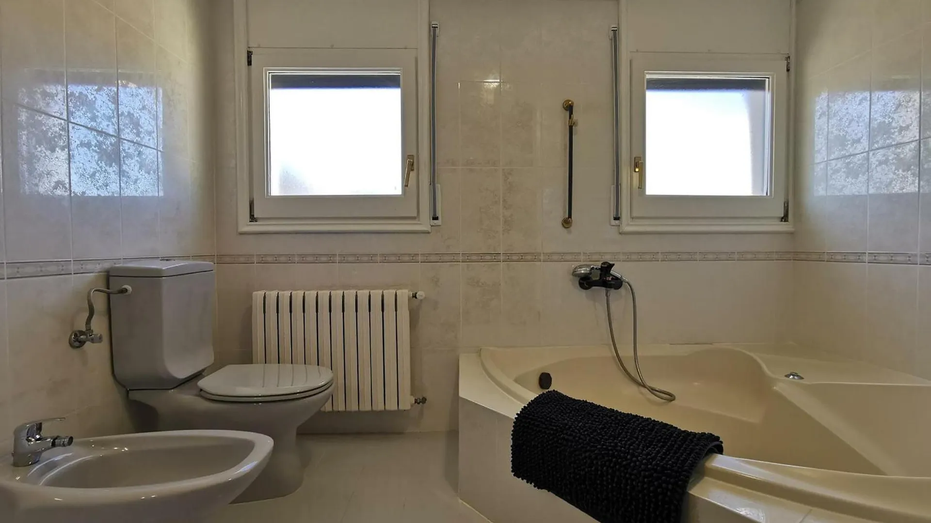 Apartamento Acogedor A 400M De La Playa En Llanca, Con Terraza Y Bano Hidromasaje - Es-89-135 0*,  Hiszpania