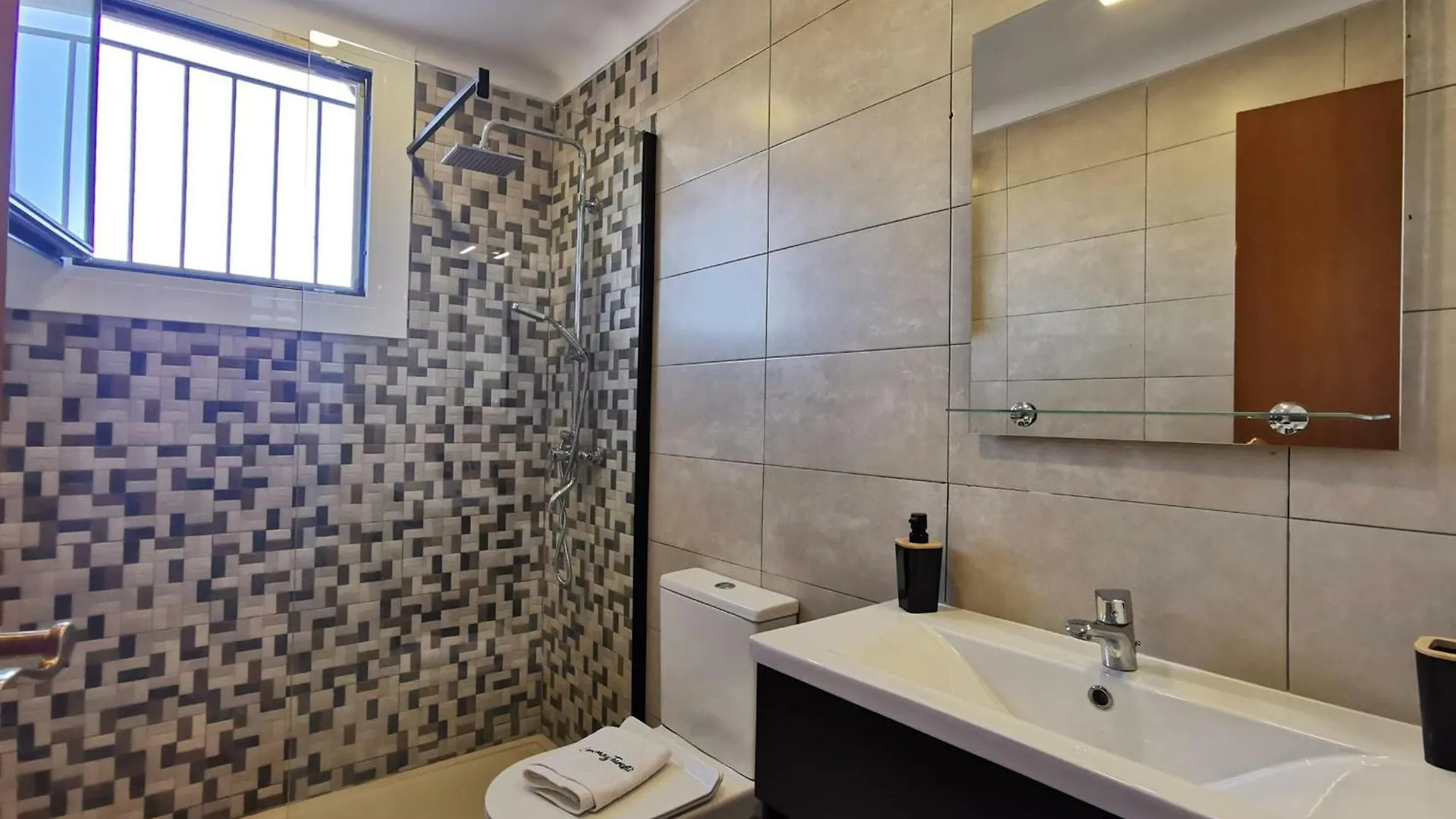 Apartamento Acogedor A 400M De La Playa En Llanca, Con Terraza Y Bano Hidromasaje - Es-89-135 Apartament